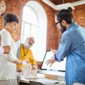 Belohnungssysteme und Benefits: Wie Start-ups Mitarbeiter begeistern