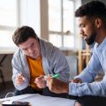 Mentoring und Peer-Support: Netzwerke für Wissensaustausch und persönliche Entwicklung unter Gründerinnen und Gründern