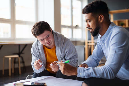 Mentoring und Peer-Support: Netzwerke für Wissensaustausch und persönliche Entwicklung unter Gründerinnen und Gründern
